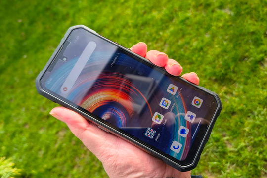 Mẫu điện thoại Trung Quốc pin 20.000 mAh mà giá chưa đến 10 triệu: Độ bền chuẩn quân đội, có cả bộ đàm