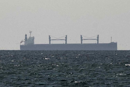 Nước đồng minh của Mỹ thành công đưa tàu chở nhiên liệu thứ hai vượt eo biển Hormuz, vẫn còn 43 tàu mắc kẹt 