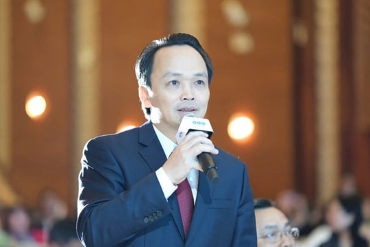 Ca sỹ Tùng Dương hát “Tái sinh” tặng ông Trịnh Văn Quyết