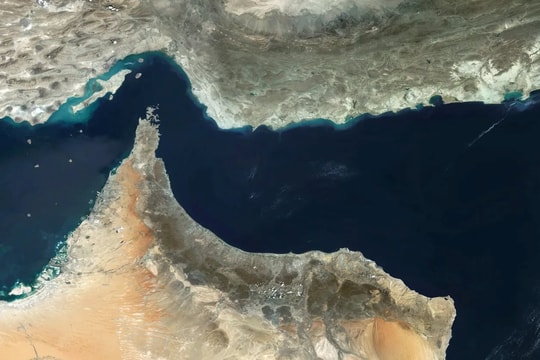 Giá dầu bật tăng 2% khi ông Trump cảnh báo Iran phải mở eo biển Hormuz trước thứ Ba hoặc đối mặt với ‘địa ngục’