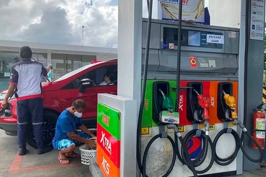 Giá xăng ở Thái Lan hơn 51.000 đồng/lít, Lào, Campuchia đóng cửa nhiều cây xăng, Việt Nam gây bất ngờ