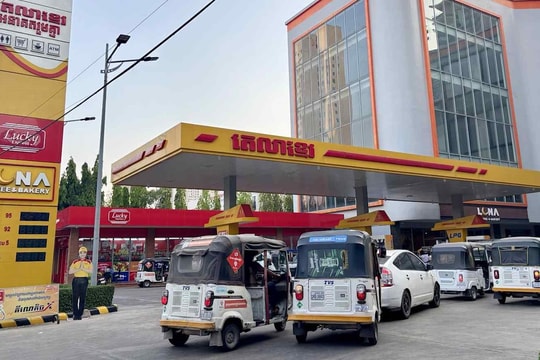 Giá nhiên liệu tại Campuchia tăng gấp đôi, hiện vượt 53.000 đồng/lít