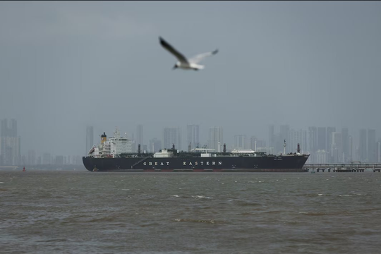 Được xét không thù địch, 2 tàu chở khí đốt treo cờ 1 nước châu Á ‘ung dung’ vượt eo biển Hormuz, nâng tổng số lên 8 tàu an toàn về nước