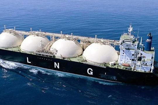 Phát hiện 2 tàu LNG từ nơi bị Iran tấn công bắt đầu rời Hormuz - một trong số đó hướng thẳng đến láng giềng Việt Nam