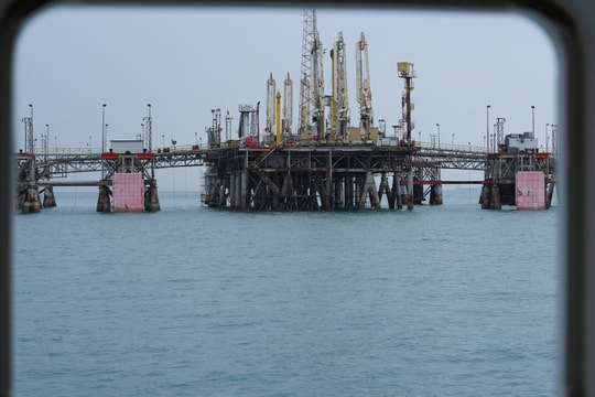 Tàu chở 1 triệu thùng dầu vừa di chuyển qua Hormuz, quốc gia láng giềng Iran đã giục khách khẩn trương chốt lịch vận chuyển thêm dầu