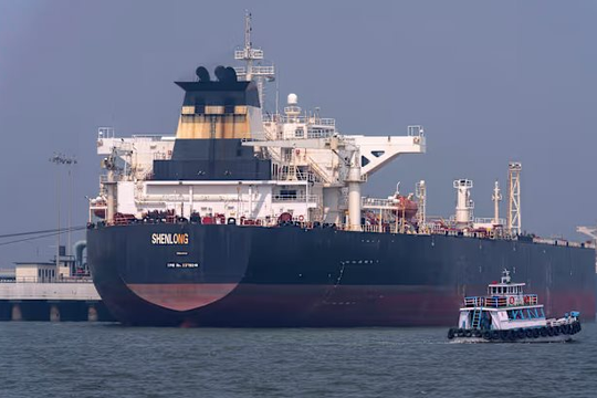 Vừa mang 1 triệu thùng dầu 'thảnh thơi' đi qua eo biển Hormuz, láng giềng Iran lập tức gọi khách hàng 'gom đơn' để giải phóng 3 triệu thùng/ngày