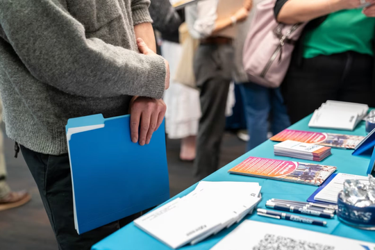 Buồn của nền kinh tế lớn nhất thế giới: Cử nhân rải 4.000 đơn xin việc vẫn thất nghiệp, 1 suất thực tập 273 người tranh giành