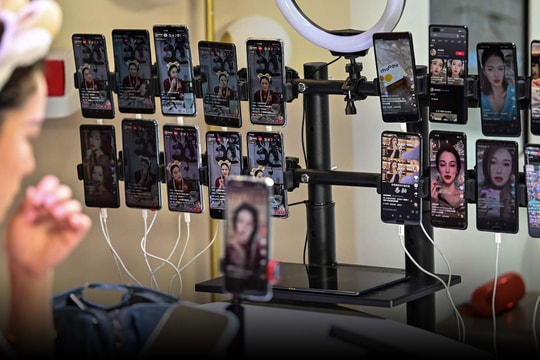 Góc khuất nghề livestream: Ngồi trước màn hình 10 tiếng liên tục đến mức khó thở, buồn nôn, nhiều người đã muốn bỏ nghề