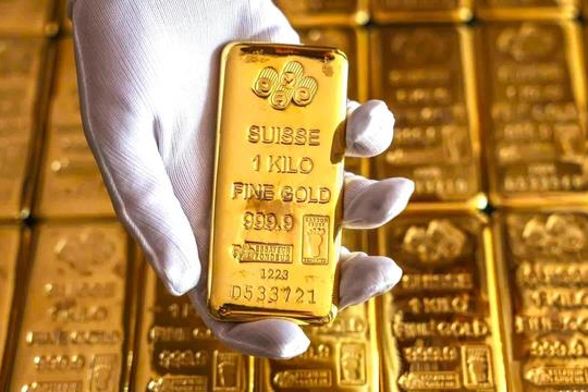 Một thế lực tung tiền "gom" hàng tấn vàng trong một ngày