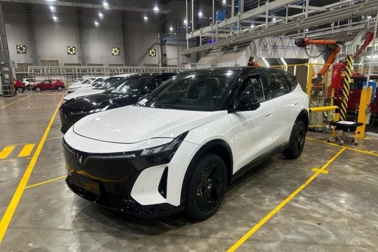 Xe VinFast mới toanh lăn bánh trên đường: Quá to so với VF 6, quá lạ so với VF 7, rốt cuộc là xe gì?