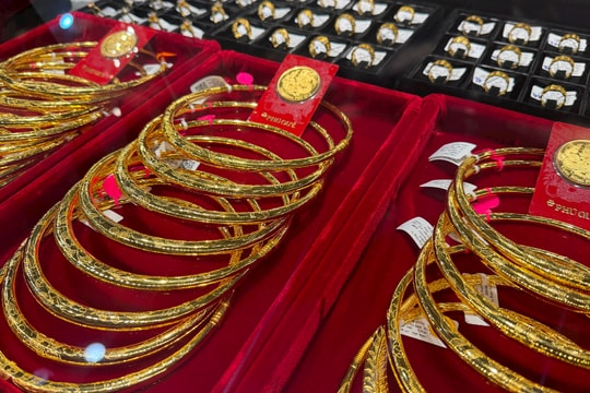 Giá vàng gây bất ngờ, vàng phi SJC còn 156 triệu đồng/lượng