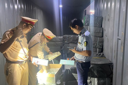 Bất ngờ khám xét 1 xe container, cảnh sát kinh tế bắt quả tang hơn 224.000 bao thuốc lá lậu bí mật tuồn về Việt Nam 
