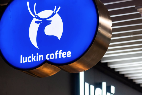 Sự trở lại của 1 'phượng hoàng' Trung Quốc: Từ bê bối 'thổi' doanh thu hoá vua cà phê 18.000 cửa hàng, lật đổ Starbucks chỉ sau 5 năm 