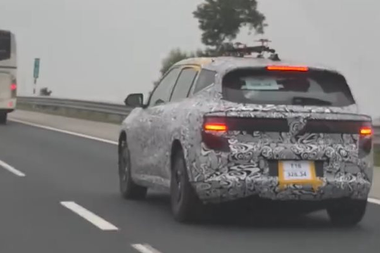 SUV mới toanh của VinFast lăn bánh trên đường