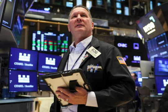 Chứng khoán Mỹ xanh rực rỡ, Dow Jones tăng dựng đứng 1.300 điểm, giá dầu sụt sâu sau thoả thuận ngừng bắn Mỹ- Iran