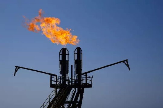 Sáng nay, giá dầu lao dốc 17,5% khi ông Trump tạm ngừng tấn công Iran trong 2 tuần