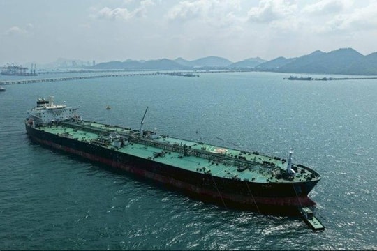 Tàu dầu chở 700.000 thùng ung dung vượt eo biển Hormuz, chính thức cập bến láng giềng Việt Nam