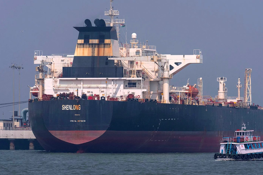 2 tàu chở hơn 100.000 tấn hàng đầu tiên được đi qua eo biển Hormuz ngay sau lệnh ngừng bắn, báo tin cực vui cho cả thế giới