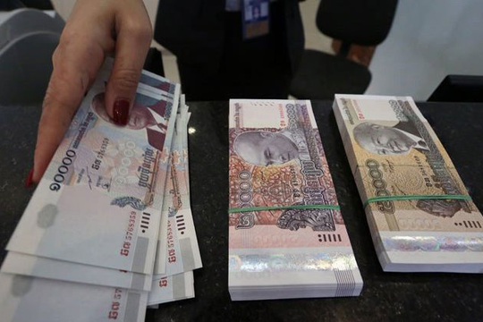 Giữa lúc nợ xấu tăng cao, một ngân hàng Campuchia bất ngờ siết chặt giao dịch, chỉ cho khách rút chưa đến 8 triệu/ngày