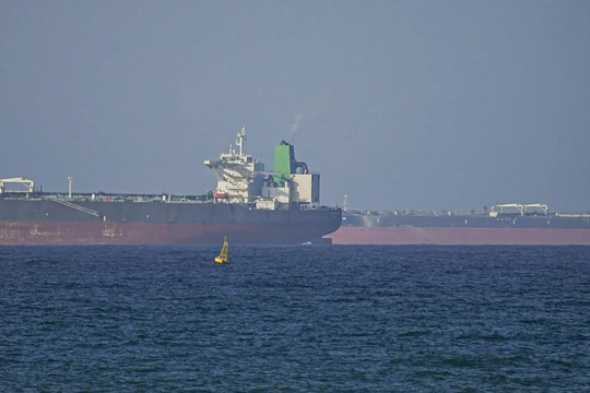 Hàng loạt hãng vận tải biển lớn nhất thế giới báo tin dữ từ Hormuz