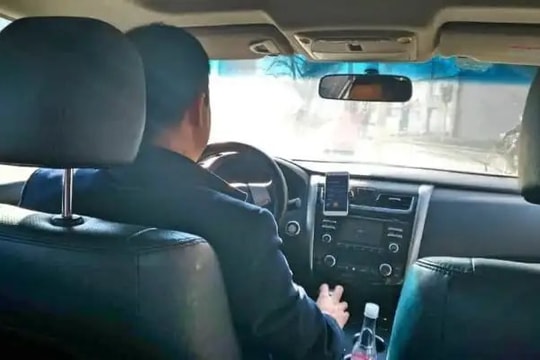 Phát hiện khách ôm túi đựng hơn 300 triệu đồng tiền mặt, tài xế nhận cuộc gọi lạ liền quay đầu đưa thẳng đến đồn công an