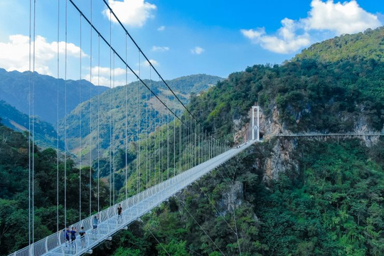 Việt Nam sở hữu cây cầu kính dài nhất hành tinh, vượt Trung Quốc để lập kỷ lục toàn cầu 
