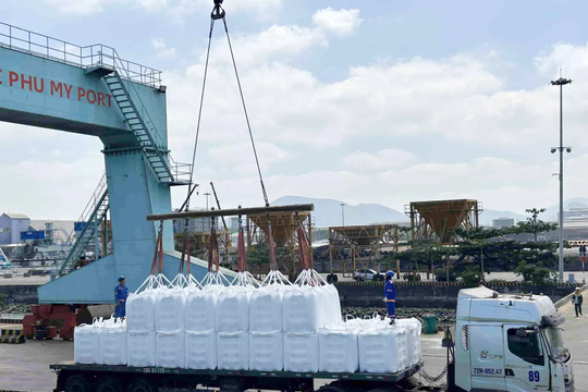 Tận dụng cơ hội giá tăng cao, Đạm Phú Mỹ (DPM) xuất khẩu 3.300 tấn ure kỹ thuật phục vụ xử lý khí thải động cơ diesel