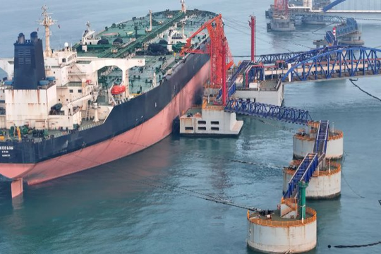 Giá dầu quay đầu tăng sau khi giảm mạnh nhất 6 năm, Iran cáo buộc Mỹ vi phạm thỏa thuận