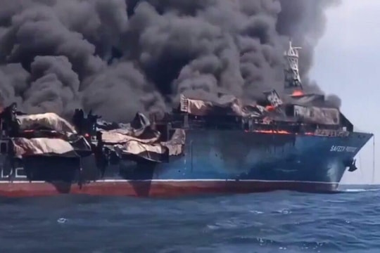 Iran hé lộ cách để tàu thuyền đi qua Hormuz mà không “trở thành đống sắt vụn”