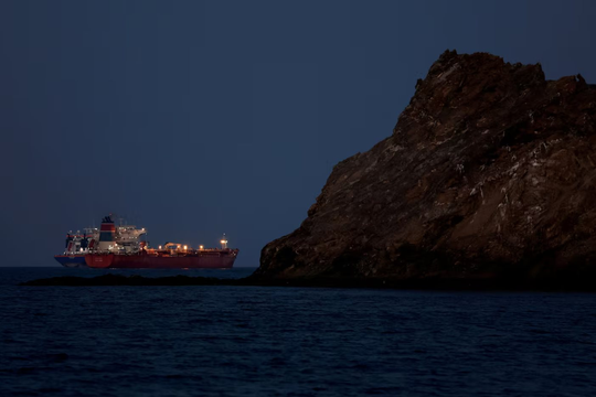 Eo biển Hormuz lại tê liệt, lưu lượng giảm kỷ lục 95%, Iran ra cảnh báo