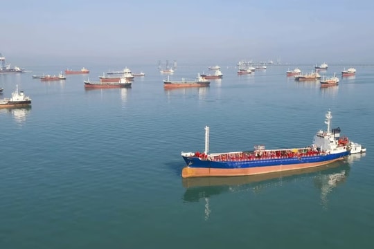 Hormuz vẫn dưới tầm kiểm soát của Iran, các 'ông lớn' dầu mỏ vẫn bất ngờ phát lệnh bốc hàng: Liệu có thỏa thuận ngầm?
