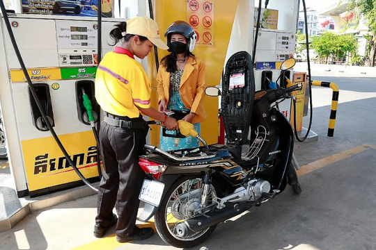 Trong khi láng giềng ban bố tình trạng khẩn cấp vì xăng dầu, Việt Nam gây bất ngờ khiến báo Nga thán phục