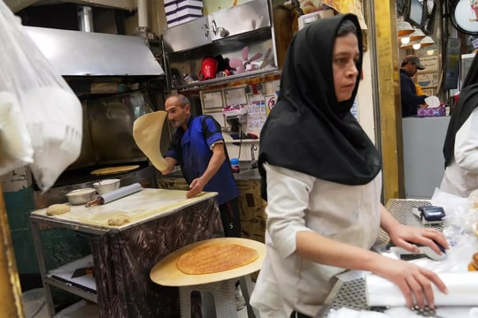 Kinh tế Iran “khó chồng khó” tăng trưởng GDP gần như bằng 0, một viên thuốc giờ lên hơn 3,5 triệu đồng