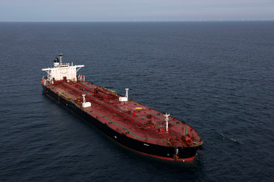 Siêu tàu treo cờ Nga, có khả năng chở hơn 2 triệu thùng dầu, bất ngờ được đi qua eo biển Hormuz: Iran có ý định gì?