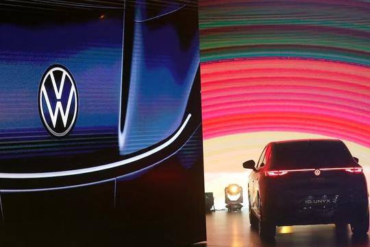 Xe xăng bất ngờ lên ngôi: Tập đoàn ô tô sở hữu hơn 100 nhà máy toàn cầu tuyên bố dừng làm xe điện, chuyển cả nhà máy sang động cơ truyền thống