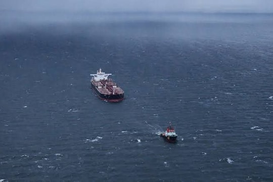 Từng thất bại chặn bắt tàu chở dầu tới Nga, quốc gia EU ra tuyên bố bất ngờ khi hàng chục tàu của Moscow đang hiện diện ở vùng biển nước này