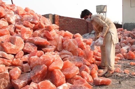 Một loại muối từ Himalaya được cả thế giới săn đón - xem cách khai thác mà nhiều người không tin vào mắt mình 