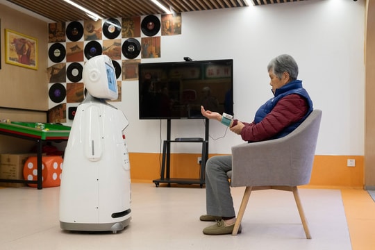 Không con cái, người già ở nước láng giềng Việt Nam đặt kỳ vọng vào loại “bảo hiểm tuổi già” mới