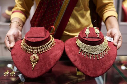 Giá vàng thế giới chạm đáy 1 tuần, đồng USD tăng vọt khi biến động Trung Đông leo thang, kỳ vọng Fed cắt giảm lãi suất sụt giảm