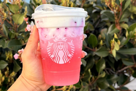 Starbucks khuấy đảo thị trường đồ uống với 1 loại quả phổ biến tại Việt nam, tone hồng cực 'bánh bèo' 
