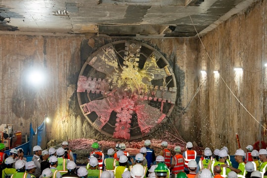 Cỗ máy 850 tấn hoàn tất xuyên qua 4km lòng đất: Tin vui sắp đến cho hàng chục triệu người dân Thủ đô