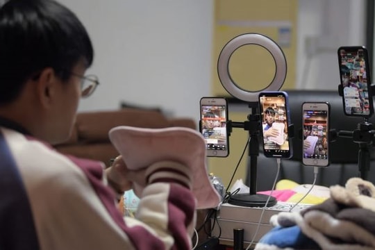 Phát hiện người phụ nữ liên tục chuyển khoản 3 tỷ đồng mua 900 đơn hàng online, cảnh sát sử dụng biện pháp nghiệp vụ điều tra