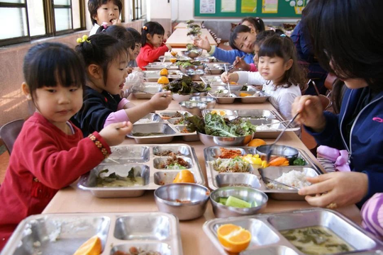 Bữa ăn bán trú tại một quốc gia châu Á khiến 9 triệu người phát cuồng: Khay ăn có tới 7 ngăn, nhà nước trợ giá tới 80%, giáo viên dinh dưỡng lên thực đơn hàng ngày
