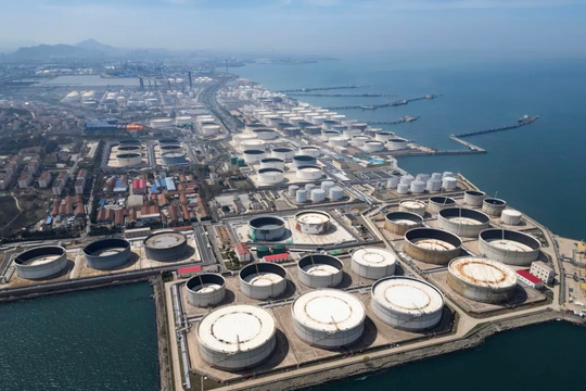 Giữa lúc eo biển Hormuz bị phong toả, một quốc gia vẫn ung dung nhận 38 triệu thùng dầu Iran đang 'nằm chờ sẵn'