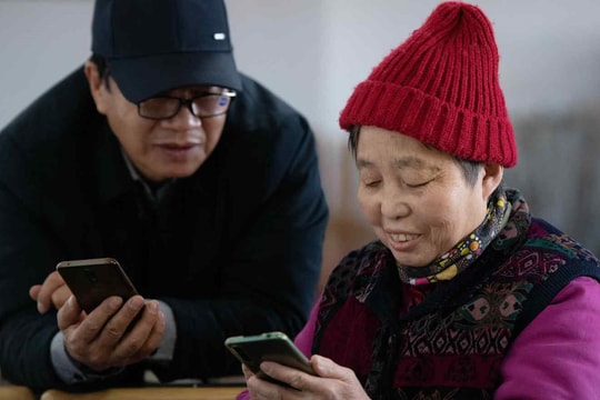 Bật khóc vì câu nói của Robot: 323 triệu người già Trung Quốc đang "dạy" AI cách làm con cháu