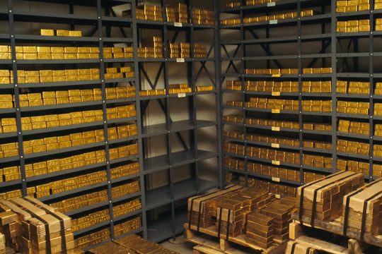 Tài sản an toàn nhất bị xả hàng: Vì sao một loạt ngân hàng trung ương bán vàng giữa khủng hoảng?