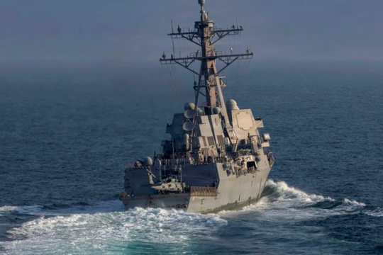 Đang âm thầm rời Iran, 2 tàu chở dầu bất ngờ bị tàu khu trục Mỹ chặn bắt, lập tức phải quay đầu