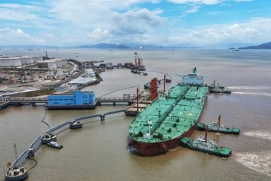 Ngược dòng thế giới, nước láng giềng Việt Nam tiếp tục ‘bồi đắp’ kho dự trữ dầu lớn nhất hành tinh, bổ sung hơn 1 triệu thùng mỗi ngày 