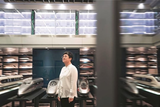 Khen thì nhiều nhưng ít ai biết chính “người phụ nữ say xe” này đã đưa đường sắt cao tốc Trung Quốc lên tầm kiệt tác thế giới
