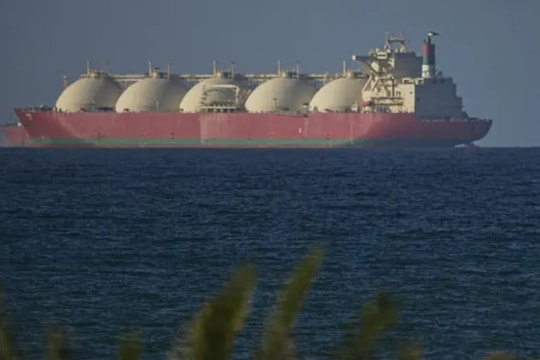 Nóng: Iran tuyên bố mở cửa hoàn toàn eo biển Hormuz, giá dầu sụt gần 11%, chứng khoán tăng kỷ lục